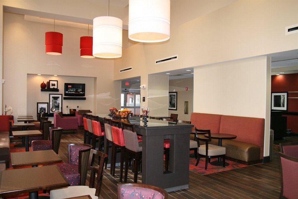 Hampton Inn & Suites Detroit/Airport Romulus Exterior photo