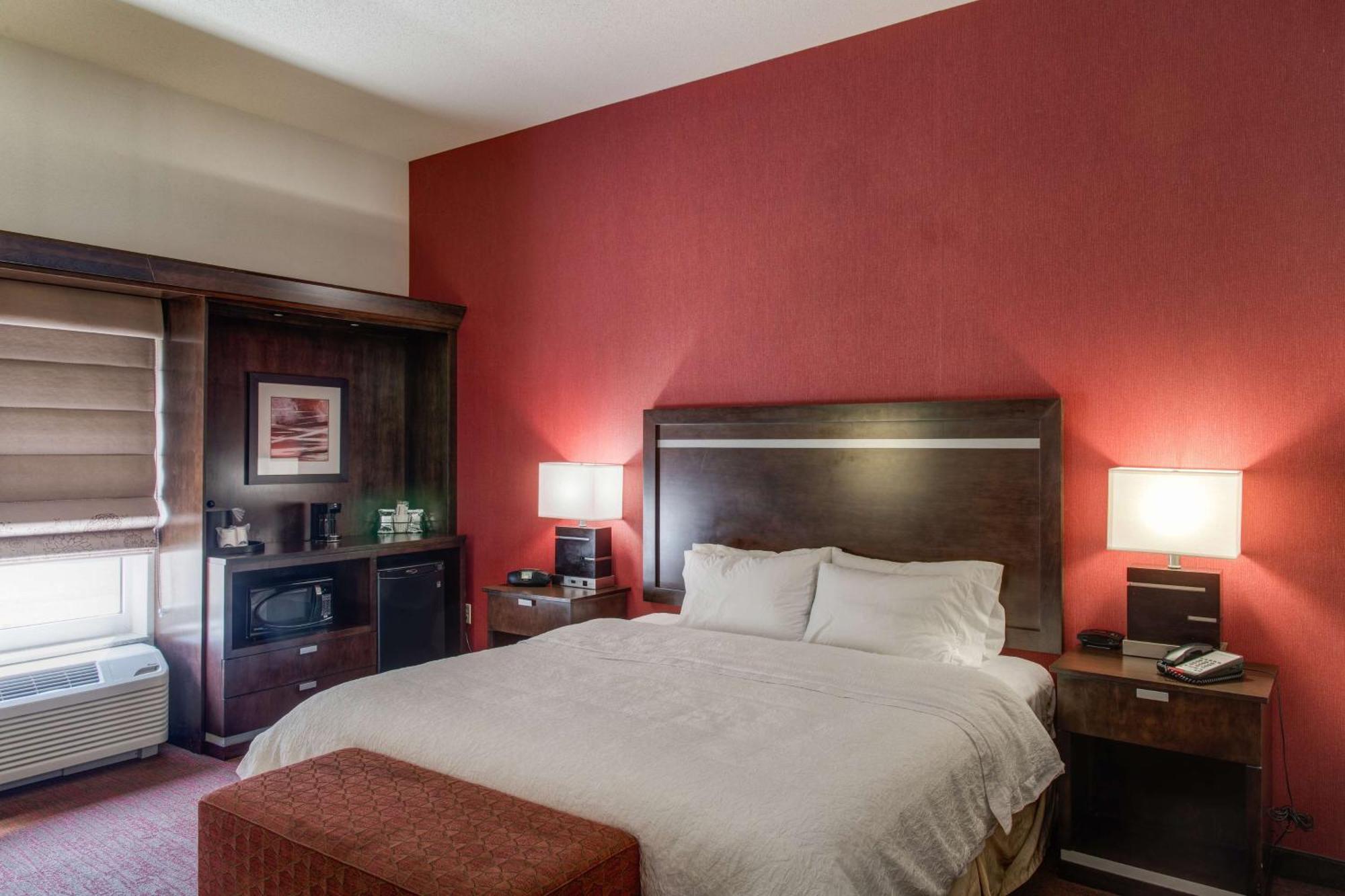 Hampton Inn & Suites Detroit/Airport Romulus Exterior photo